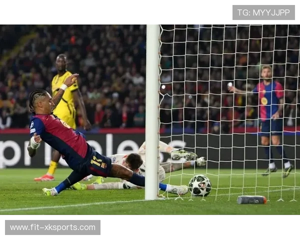 拉菲尼亚回传助攻队友门前补射 拉菲尼亚回传助攻队友门前补射